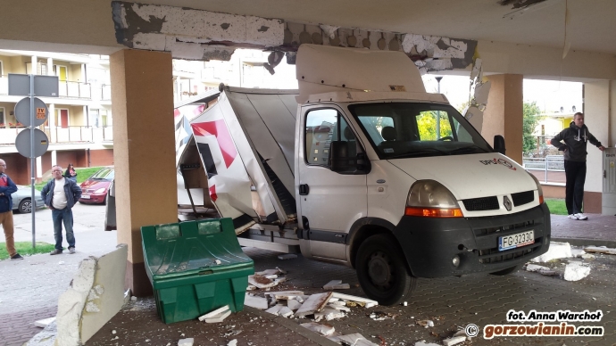 4/10 Rozwalone auto i budynek przy 9 Maja