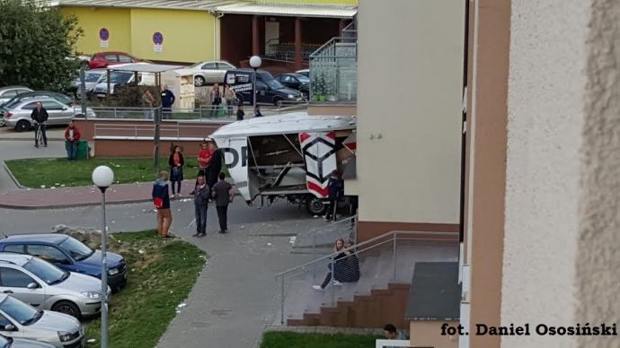 7/10 Rozwalone auto i budynek przy 9 Maja