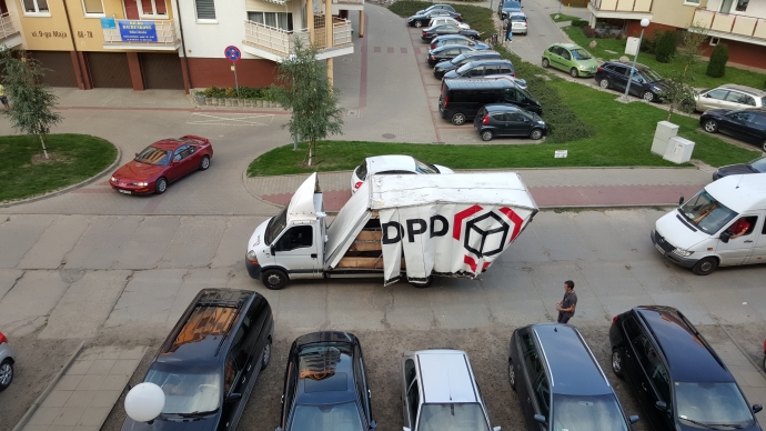 10/10 Rozwalone auto i budynek przy 9 Maja