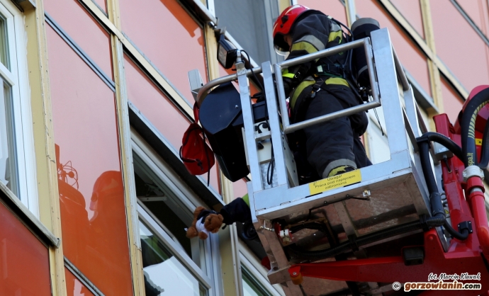 5/11 Strażacki miś w prezencie dla małego pacjenta