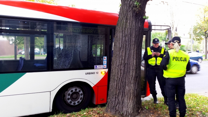 4/5 Grupa nastolatków zniszczyła autobus