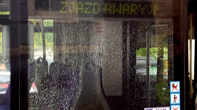5/5 Grupa nastolatków zniszczyła autobus