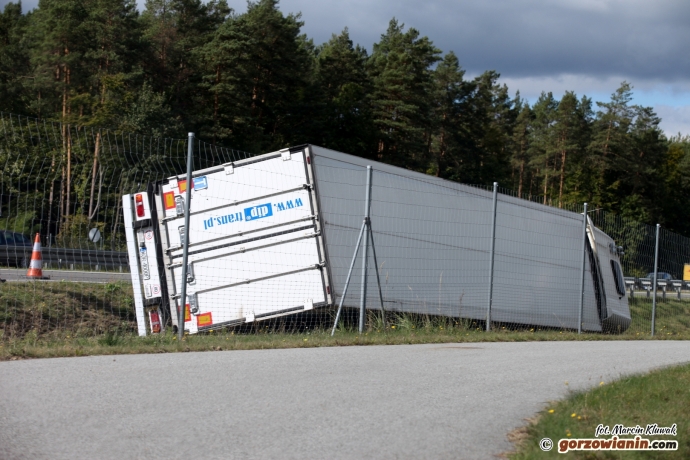 4/5 Przewrócony TIR na S3