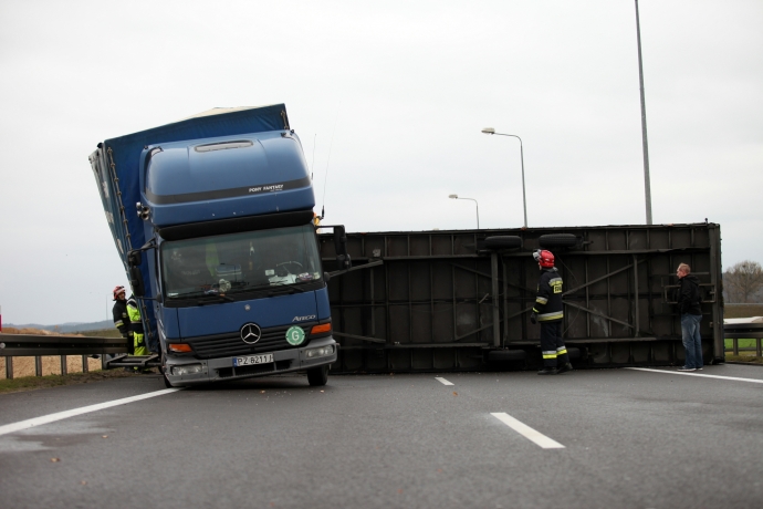 3/5 Ciężarówka zablokowała trasę S3