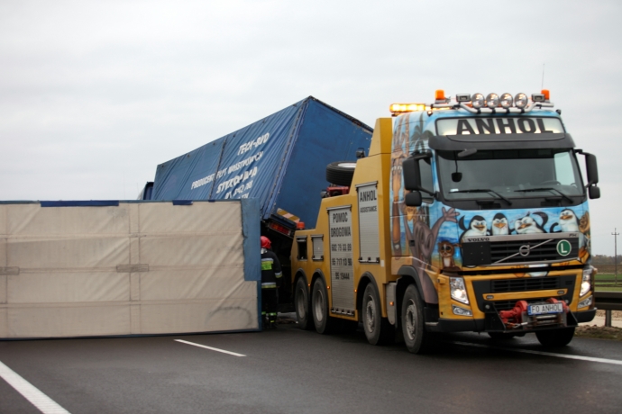 5/5 Ciężarówka zablokowała trasę S3