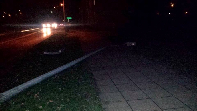 3/4 Skasował słup i uciekł