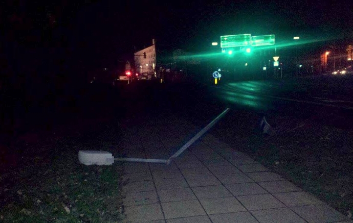 4/4 Skasował słup i uciekł