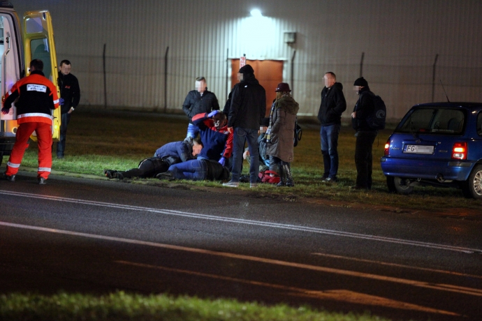 3/4 Dwie kobiety potrącone przez nissana