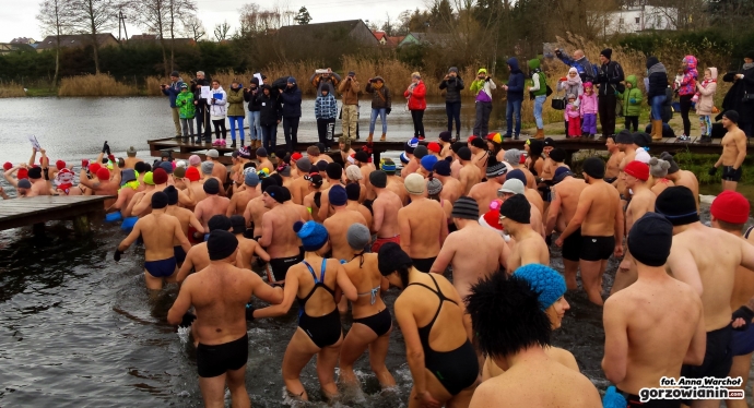 6/19 Gorzowskie morsy biły rekord Guinnessa 