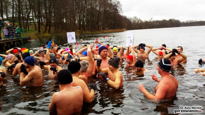 13/19 Gorzowskie morsy biły rekord Guinnessa 