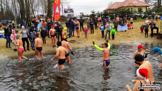 16/19 Gorzowskie morsy biły rekord Guinnessa 