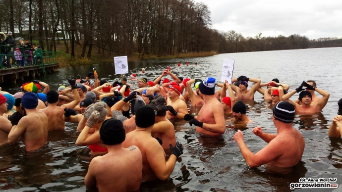 19/19 Gorzowskie morsy biły rekord Guinnessa 