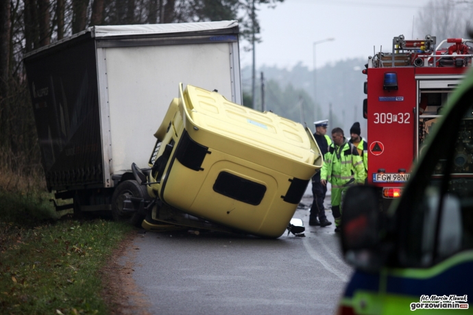 1/7 Ciężarówka zmiażdżyła auto osobowe.