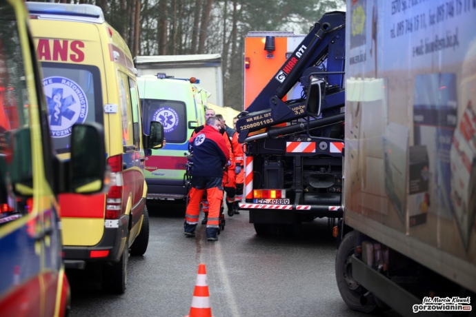 2/7 Ciężarówka zmiażdżyła auto osobowe.