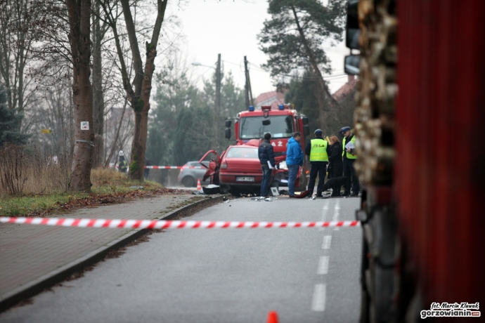 4/7 Ciężarówka zmiażdżyła auto osobowe.