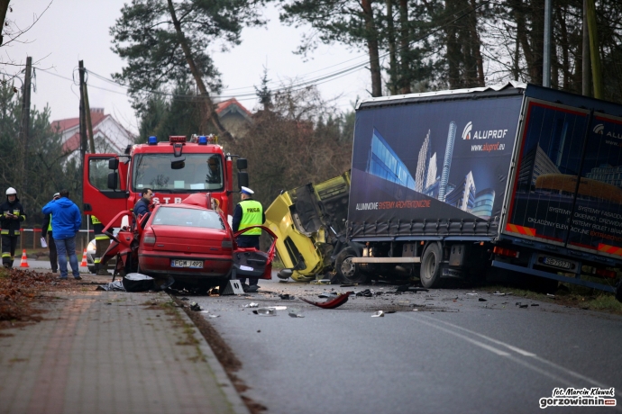 5/7 Ciężarówka zmiażdżyła auto osobowe.