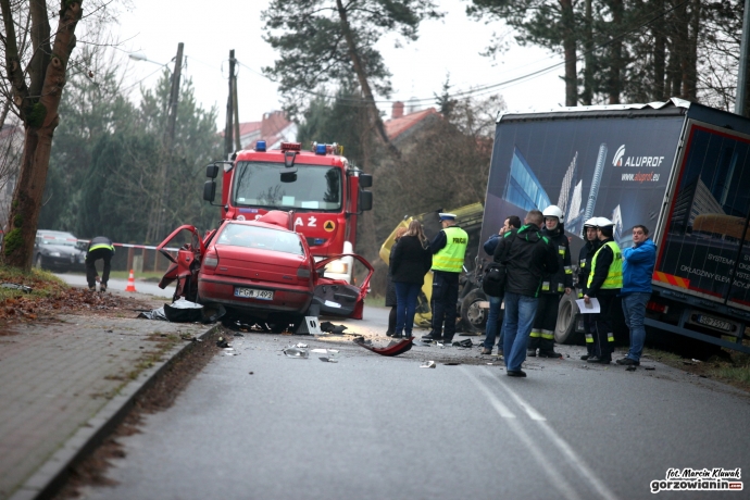 6/7 Ciężarówka zmiażdżyła auto osobowe.