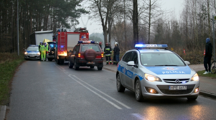 7/7 Ciężarówka zmiażdżyła auto osobowe.