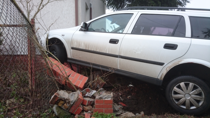 4/5 Opel rozwalił ogrodzenie