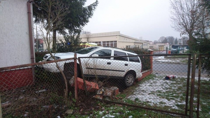 5/5 Opel rozwalił ogrodzenie
