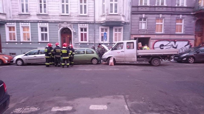 4/4 Wjechał w zaparkowane auta