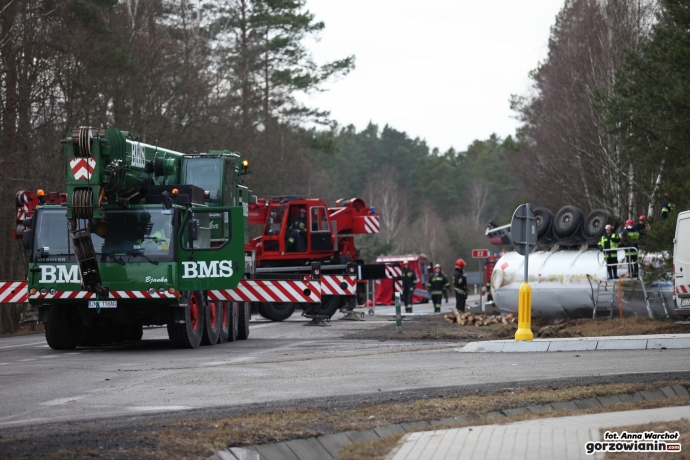 10/14 Cysterna z LPG w rowie na DK 22