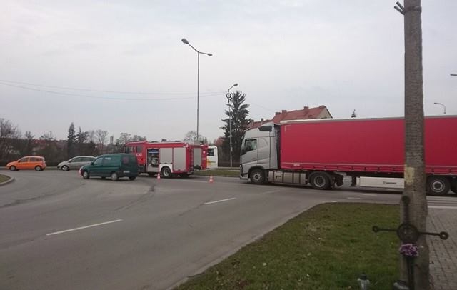 1/6 Poważny wypadek na rondzie Wyszyńskiego