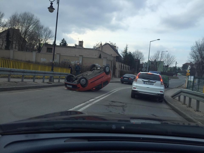 1/5 Fiat seicento wylądował na dachu