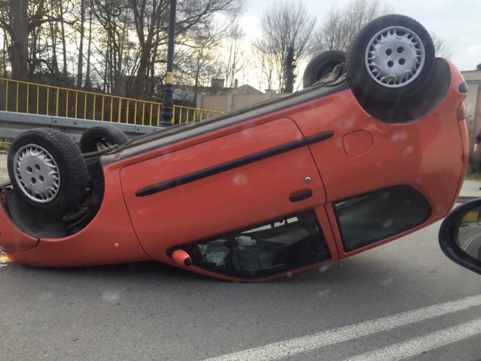 3/5 Fiat seicento wylądował na dachu