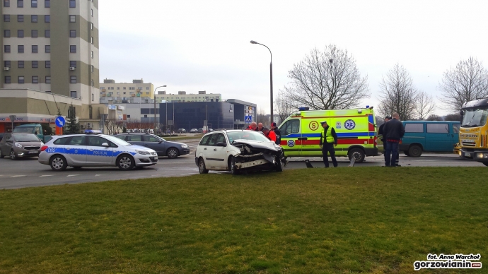 6/10 Zderzenie forda i toyoty na Okulickiego 