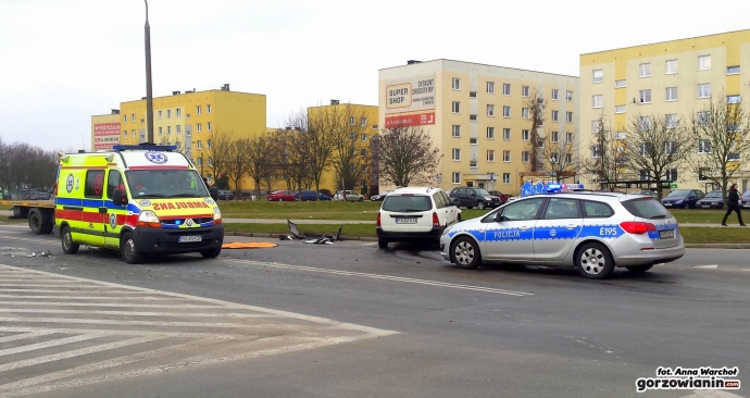 10/10 Zderzenie forda i toyoty na Okulickiego 