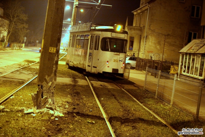 3/10 Tramwaj wyleciał z szyn i uderzył o słup