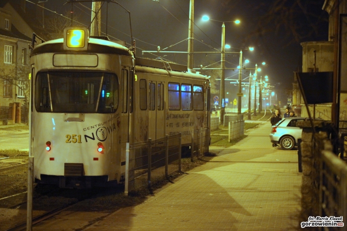 5/10 Tramwaj wyleciał z szyn i uderzył o słup