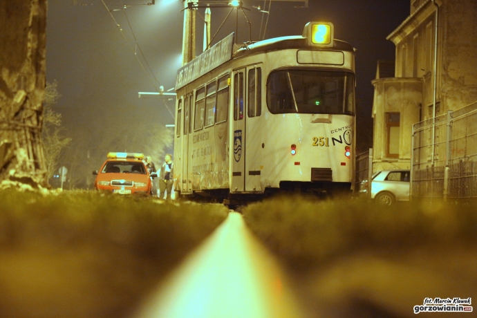 7/10 Tramwaj wyleciał z szyn i uderzył o słup