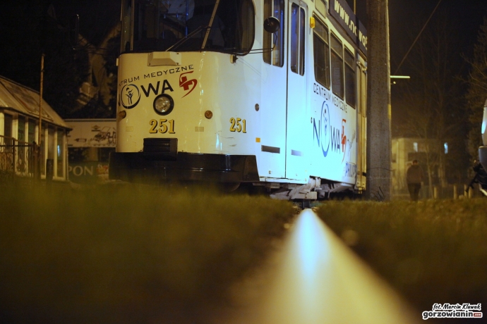 8/10 Tramwaj wyleciał z szyn i uderzył o słup