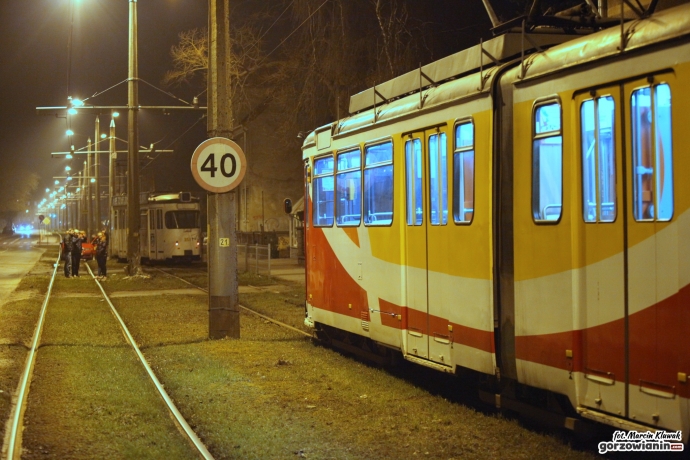 9/10 Tramwaj wyleciał z szyn i uderzył o słup
