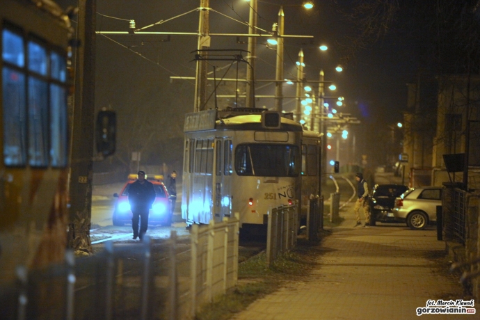 10/10 Tramwaj wyleciał z szyn i uderzył o słup