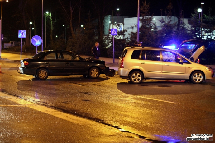 3/5 Zderzenie dwóch aut przy Słowiance