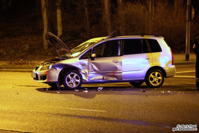 5/5 Zderzenie dwóch aut przy Słowiance