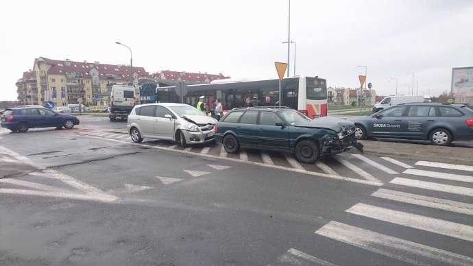 3/5 Wypadek trzech aut na Okulickiego