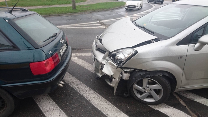 4/5 Wypadek trzech aut na Okulickiego