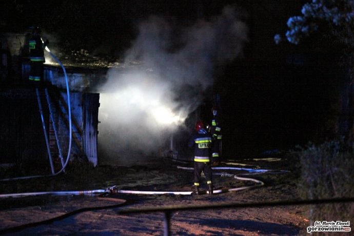 3/4 Terenówka spłonęła w garażu przy Kosynierów Gdyńskich 