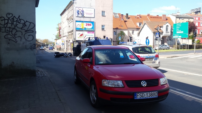 3/7 Motocyklista uniknął czołówki z passatem