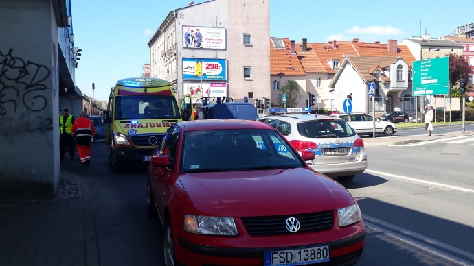 5/7 Motocyklista uniknął czołówki z passatem