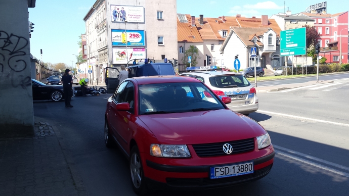 6/7 Motocyklista uniknął czołówki z passatem