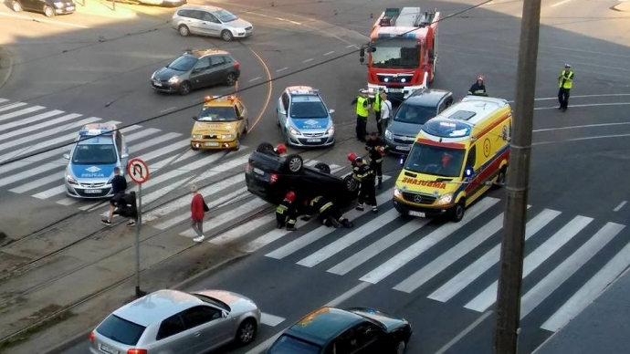 3/13 Dachowanie mercedesa przy katedrze