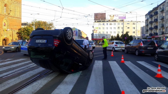 4/13 Dachowanie mercedesa przy katedrze