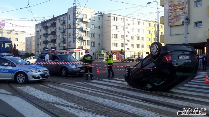 5/13 Dachowanie mercedesa przy katedrze