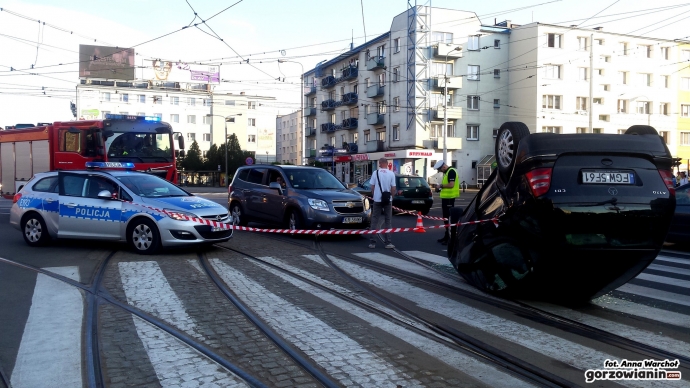 6/13 Dachowanie mercedesa przy katedrze