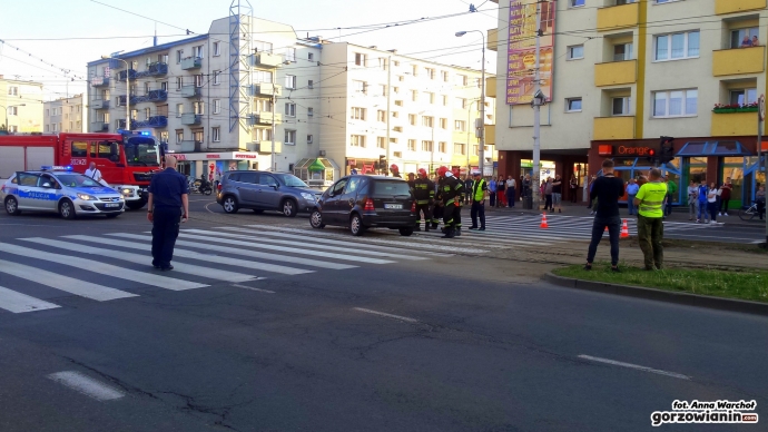 7/13 Dachowanie mercedesa przy katedrze